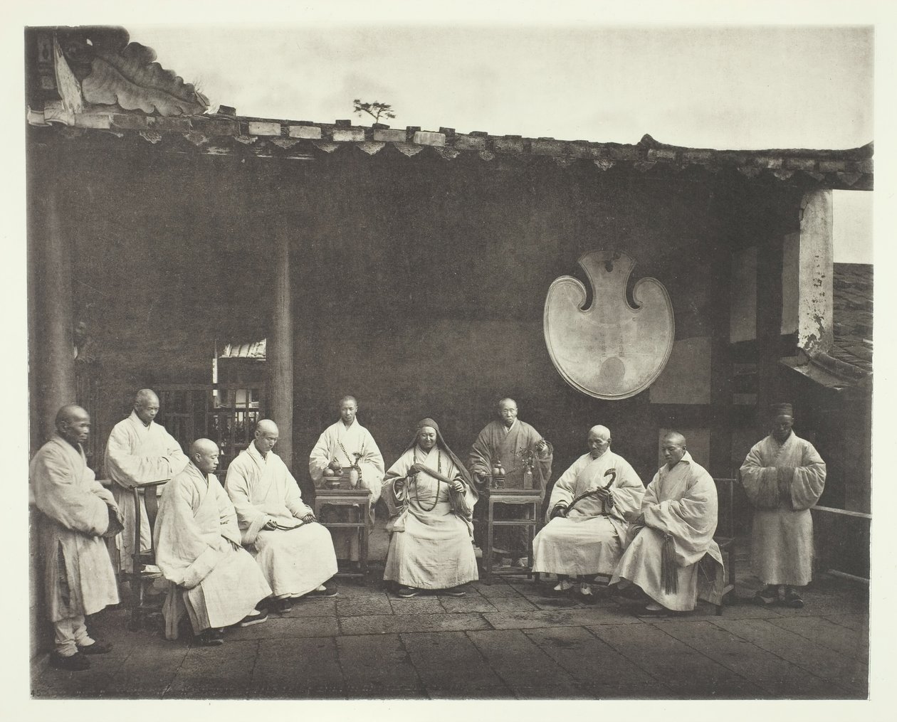 Abbeden og munkene i Kushan, ca. 1868. af John Thomson
