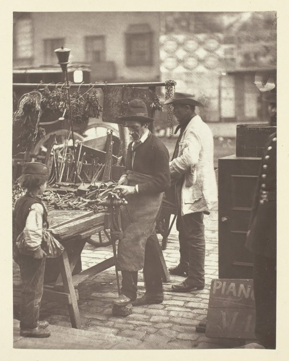 Gadelåsesmeden, 1881. af John Thomson