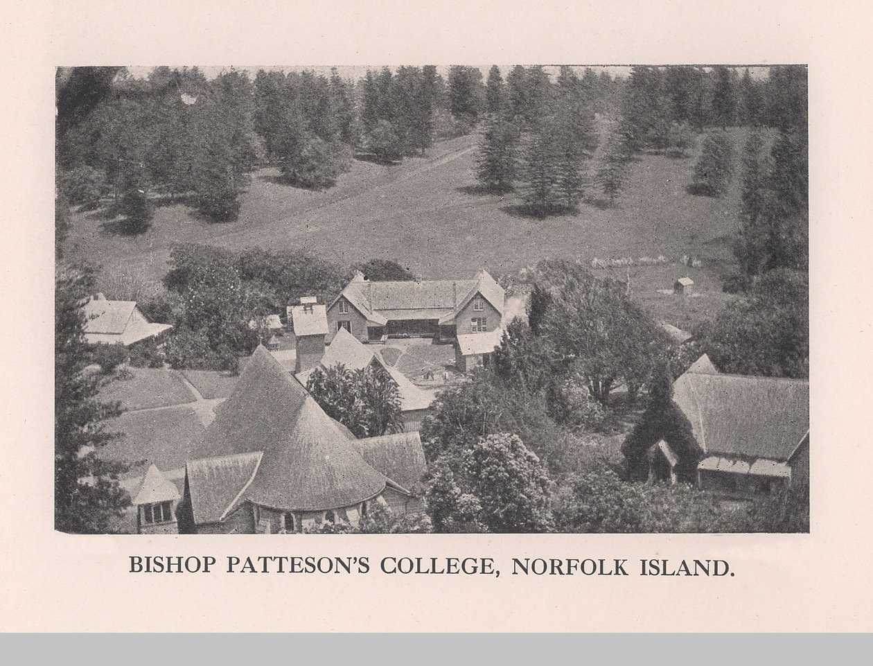 Bishop Pattesons College, Norfolk Island, 1912 af John Watt Beattie