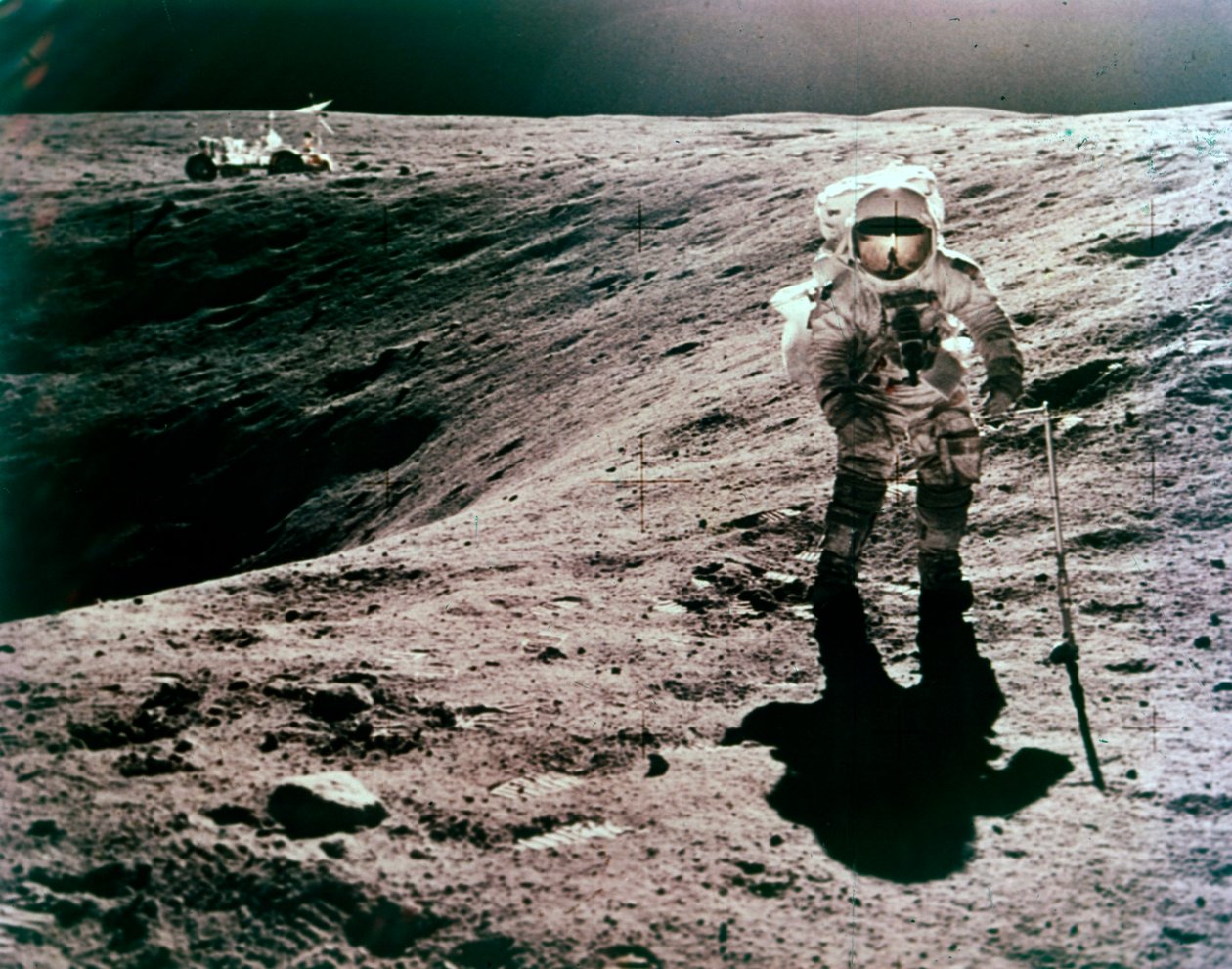 Astronaut Charles Duke ved Descartes-landingsstedet, Apollo 16-mission, april 1972. af John Watts Young