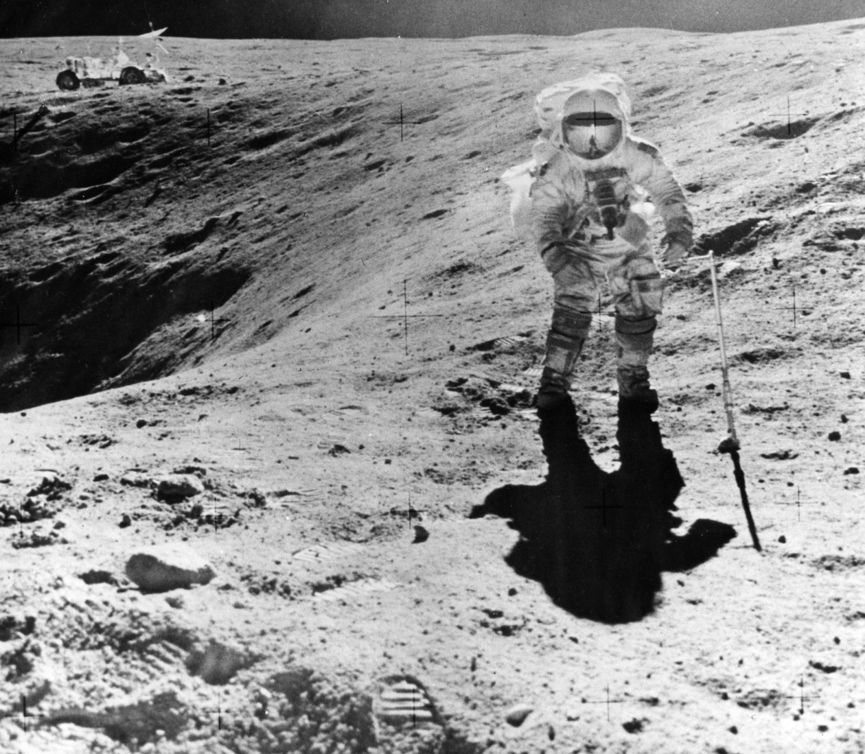 Charles Duke indsamler prøver på Descartes-landingsstedet under Apollo 16-missionen, 1972 af John Watts Young
