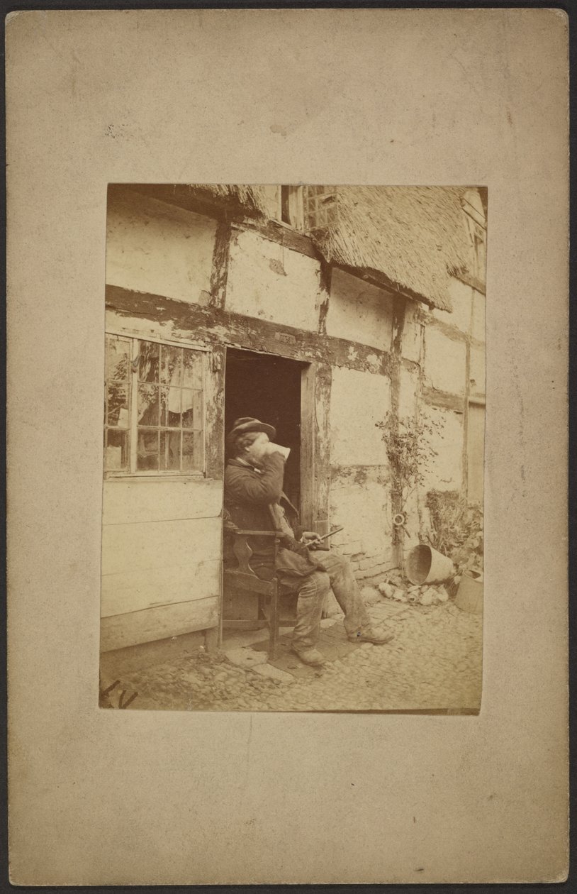 [Siddende mand drikker af krus i åben døråbning]. af John Whistler