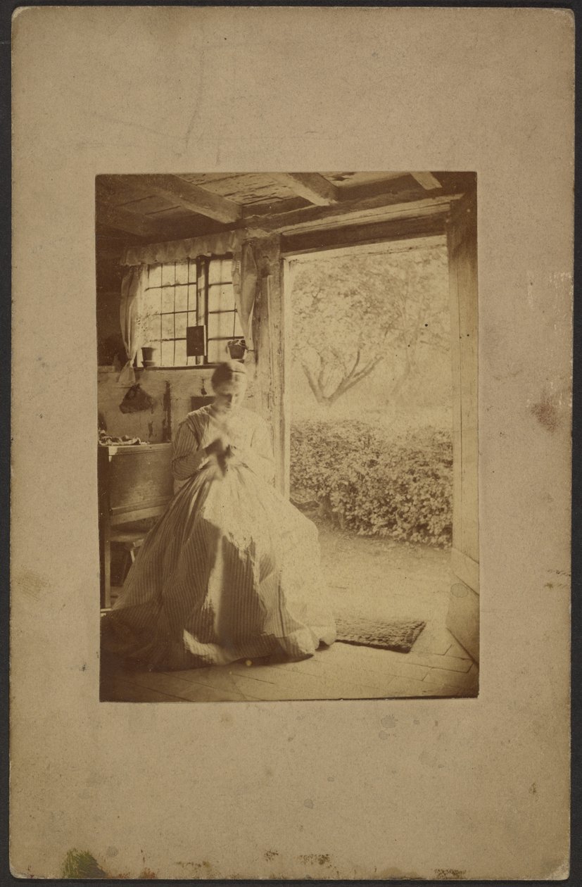 [Kvinde i lang stribet kjole sidder inde i rummet]. af John Whistler