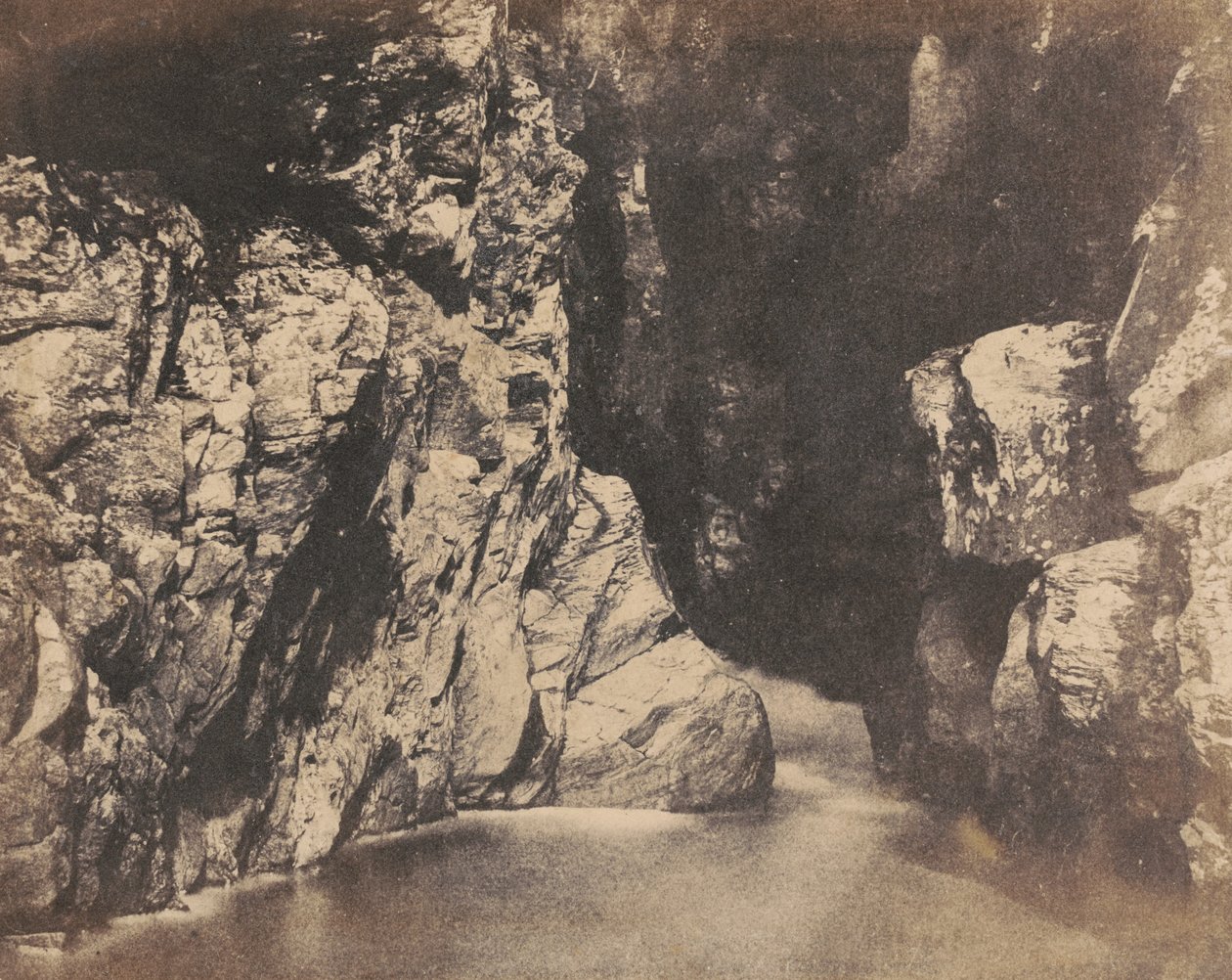 Bredderne af en pool, den rumlende bro ved Dunkeld, ca. 1853 (foto) af John William Dudgeon