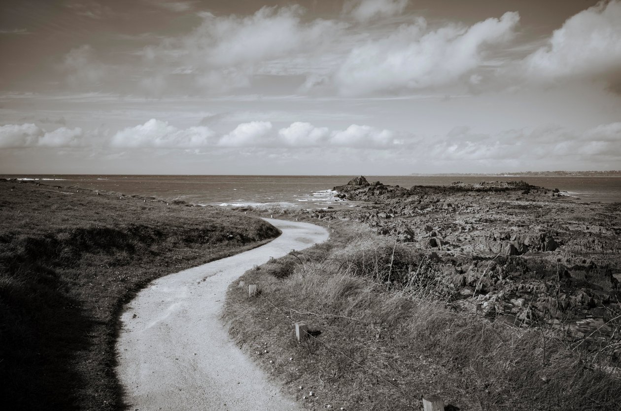 Locquirec i Bretagne og La Roche Tombee, faldende sten, 2022 (foto) af Jon Nicholson