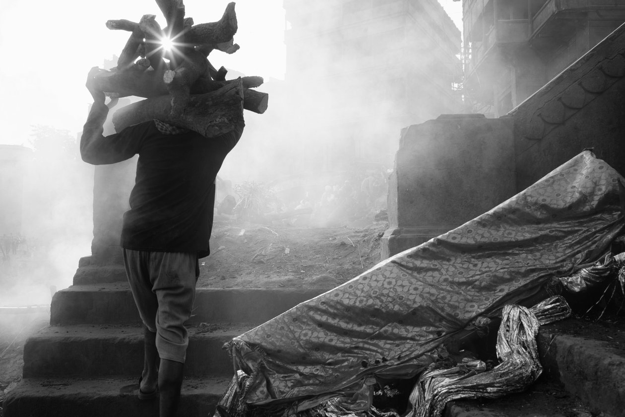 Manikarnika Ghat, Varanasi, 2016 (foto) af Jon Nicholson