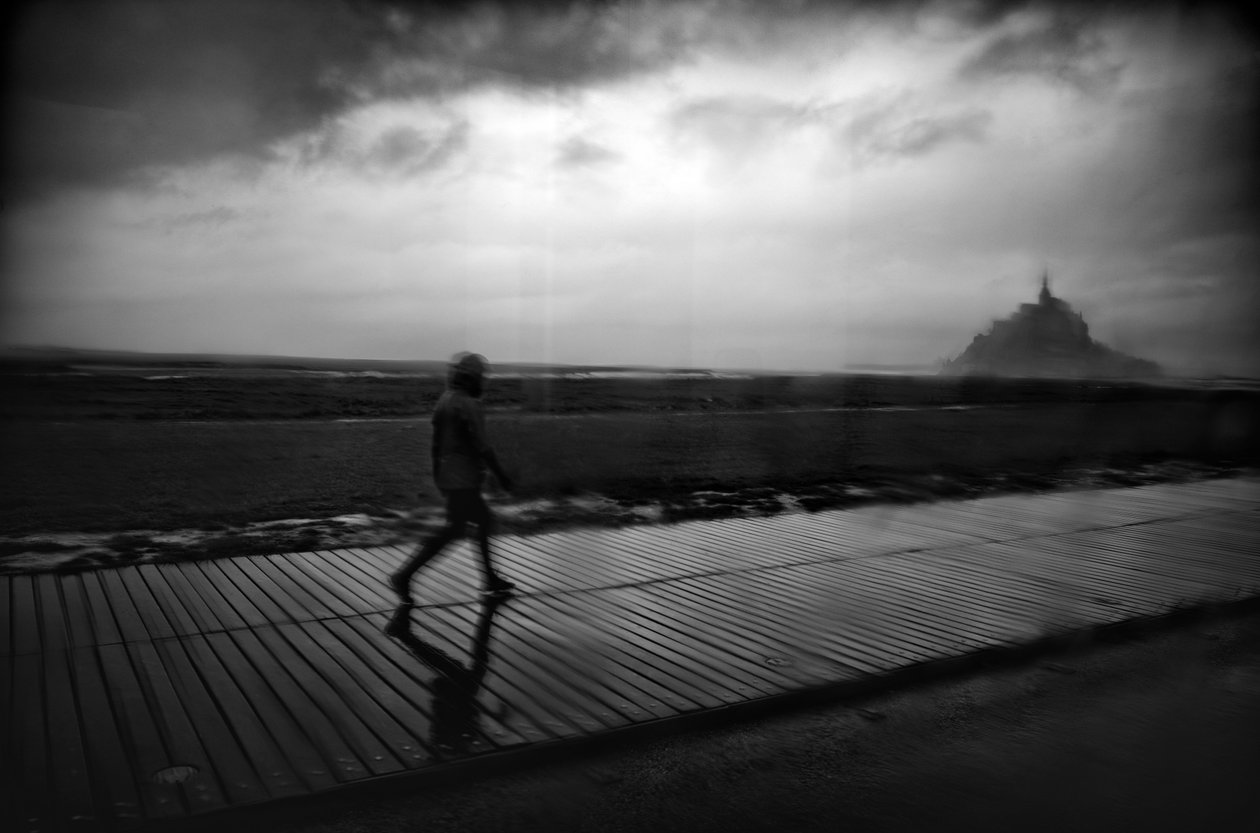 På vej til Mont St Michel, 2022 (foto) af Jon Nicholson