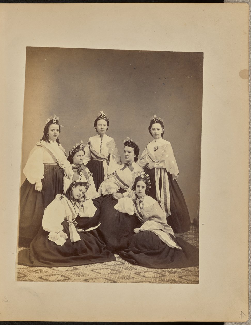 [Gruppeportræt af kvinder i kroner og skærf]. af Jordan H. Abbott