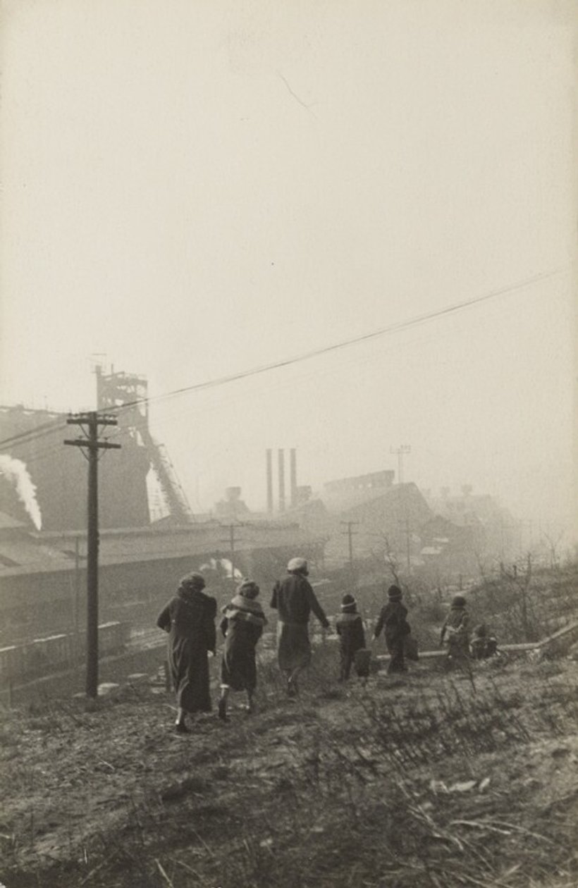 [Kvinder i nærheden af Industrial Complex] af José Alemany