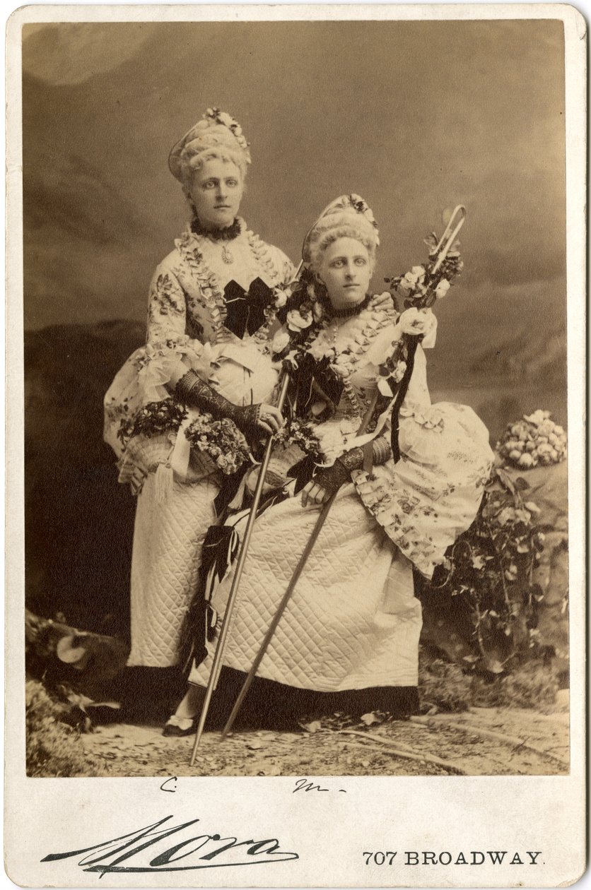 Rives Twins (sepia print) af José Maria Mora
