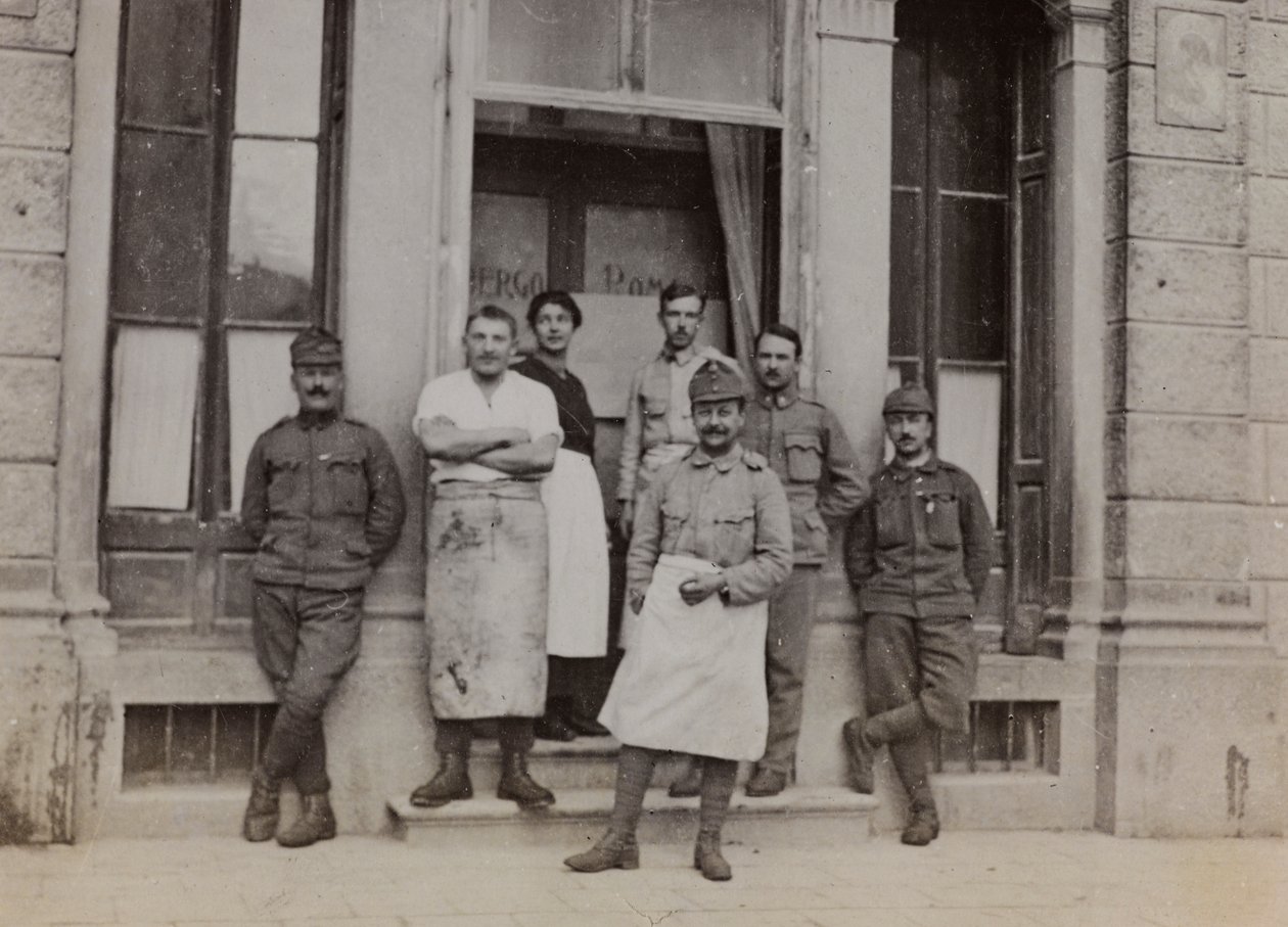 Album "Min verdenskrig - minder om den sydvestlige front i Kärnten, Italien, Trentino-Alto Adige) 31/03/1915-12/11/ 1918 - Josef Zohles Vienna ": gruppeportræt foran af Josef Zohles