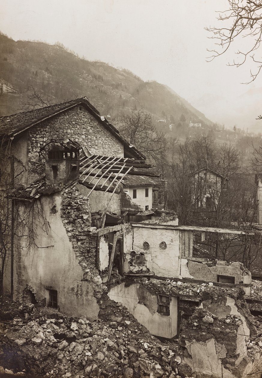 Album "Meine weltkriegs - Erinnerungen South-West Front (Carinthia, Italien, South Tyrol) (Min verdenskrig - minder om den sydvestlige front i Kärnten, Italien, Trentino-Alto Adige) 31/03/1915-12/11/ 1918 - Josef Zohles Wien ": murbrokker af et hus (s/h fo af Josef Zohles
