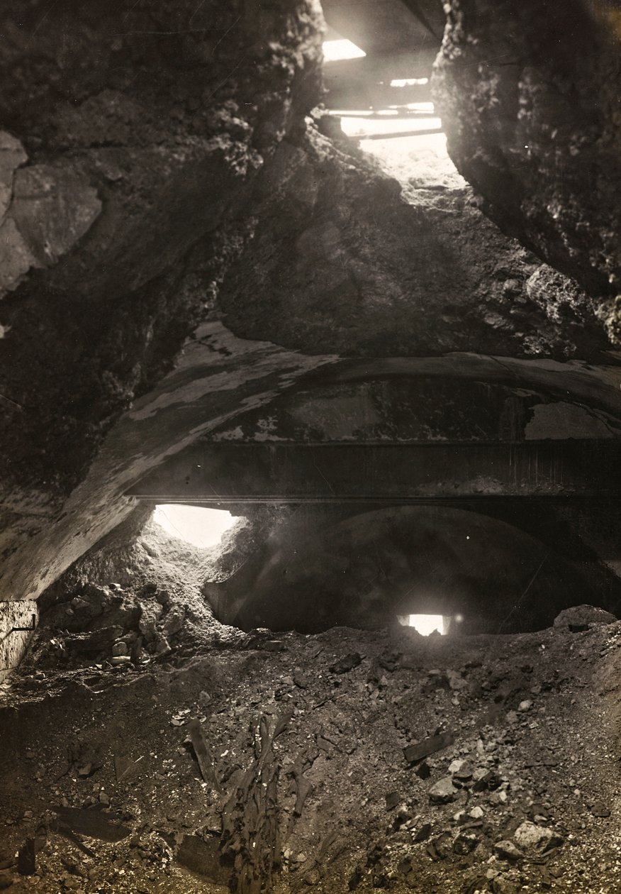 Album "Meine weltkriegs - Erinnerungen South-West Front (Carinthia, Italien, South Tyrol) (Min verdenskrig - minder om den sydvestlige front i Kärnten, Italien, Trentino-Alto Adige) 31/03/1915-12/11/ 1918 - Josef Zohles Wien ": murbrokker af en fabrik (s/h af Josef Zohles