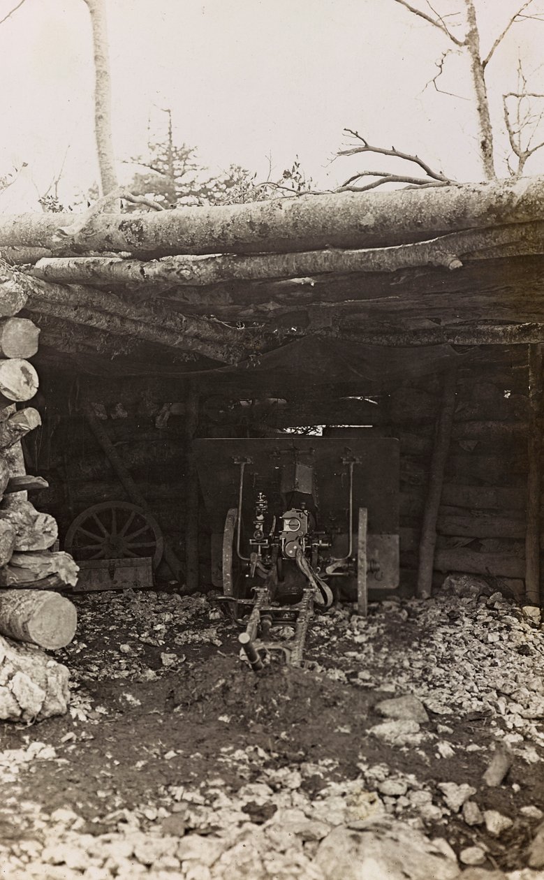 Album "Min verdenskrig - minder om den sydvestlige front i Kärnten, Italien, Trentino-Alto Adige) 31/03/1915-12/11/ 1918 - Josef Zohles Vienna ": hytte med kanon (s/h foto) af Josef Zohles