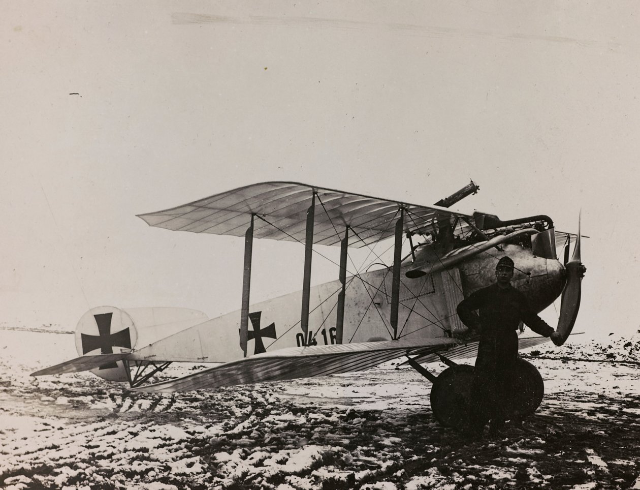Album "Min verdenskrig - minder om den sydvestlige front i Kärnten, Italien, Trentino-Alto Adige) 31/03/1915-12/11/ 1918 - Josef Zohles Wien ": Østrigsk fly (s/h foto) af Josef Zohles
