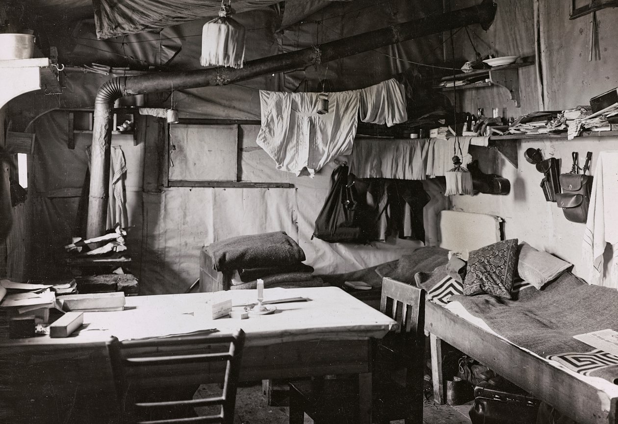 Album "Min verdenskrig - minder om den sydvestlige front i Kärnten, Italien, Trentino-Alto Adige) 31/03/1915-12/11/ 1918 - Josef Zohles Wien ": boligbetjente (s/h foto) af Josef Zohles