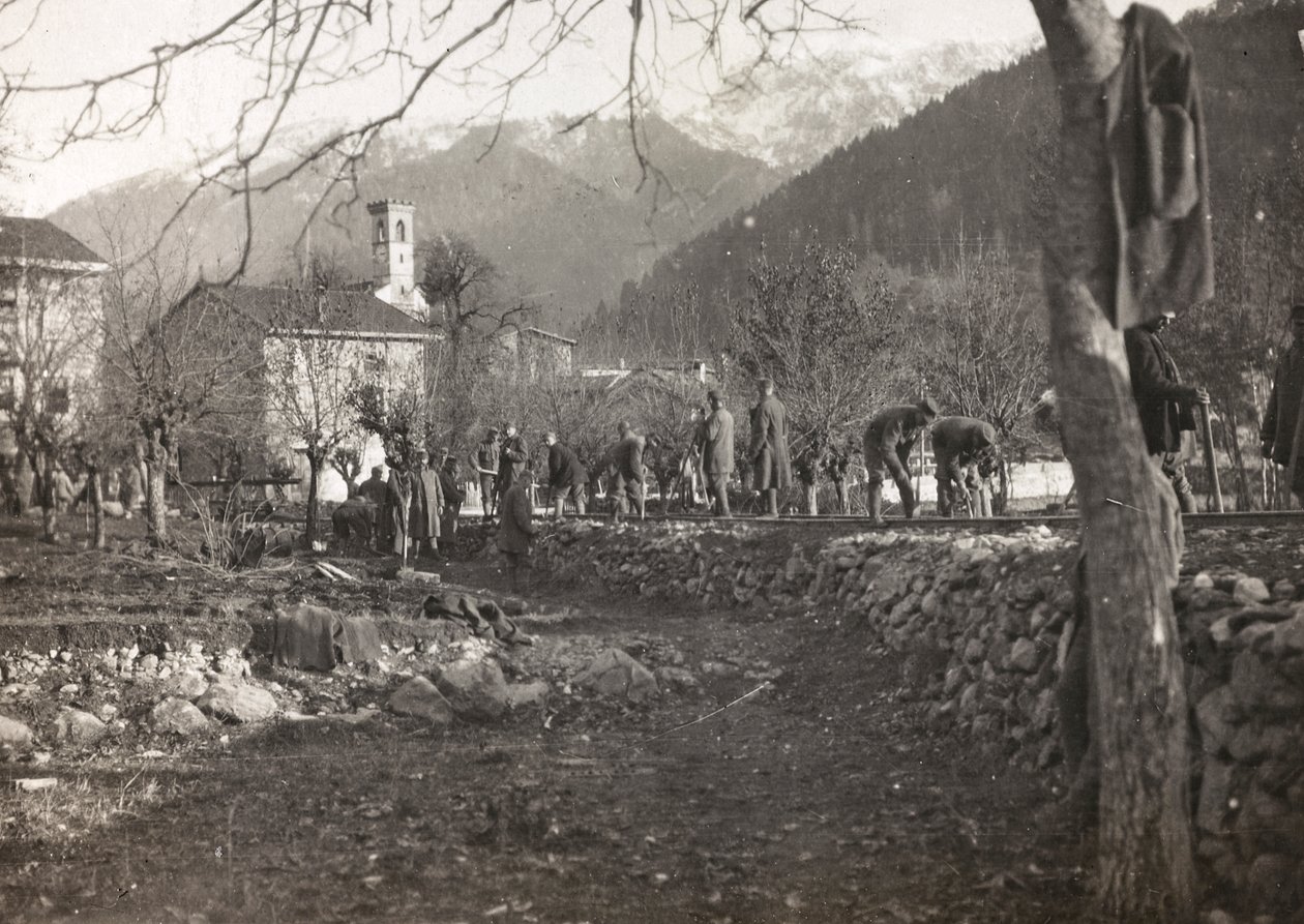 Album "Meine weltkriegs - Erinnerungen South-West Front (Carinthia, Italien, South Tyrol) (Min verdenskrig - minder om den sydvestlige front i Kärnten, Italien, Trentino-Alto Adige) 31/03/1915-12/11/ 1918 - Josef Zohles Wien ": soldater til at arbejde for  af Josef Zohles