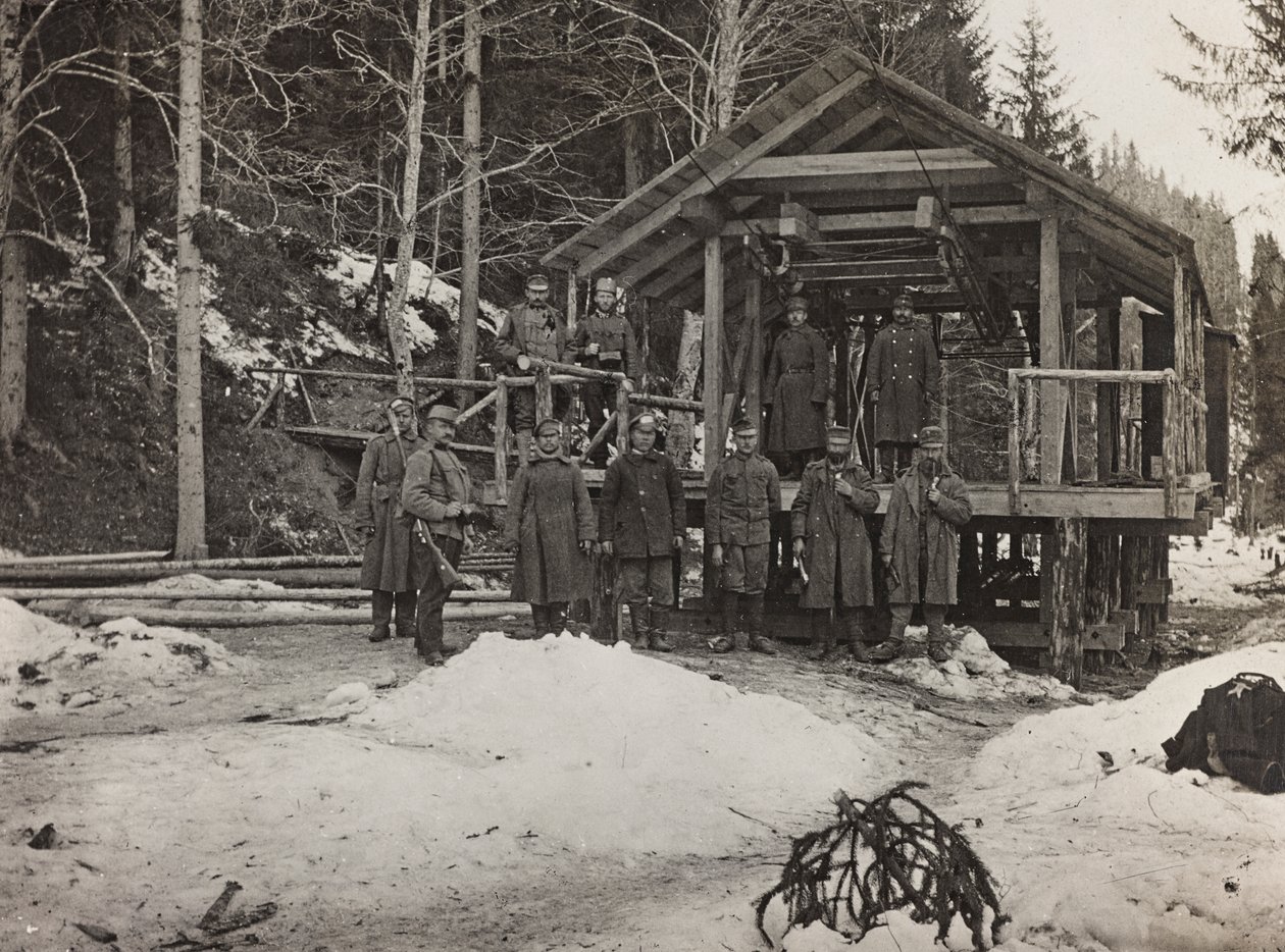 Album "Min verdenskrig - minder om den sydvestlige front i Kärnten, Italien, Trentino-Alto Adige) 31/03/1915-12/11/ 1918 - Josef Zohles Vienna ": soldater foran en kabel af Josef Zohles