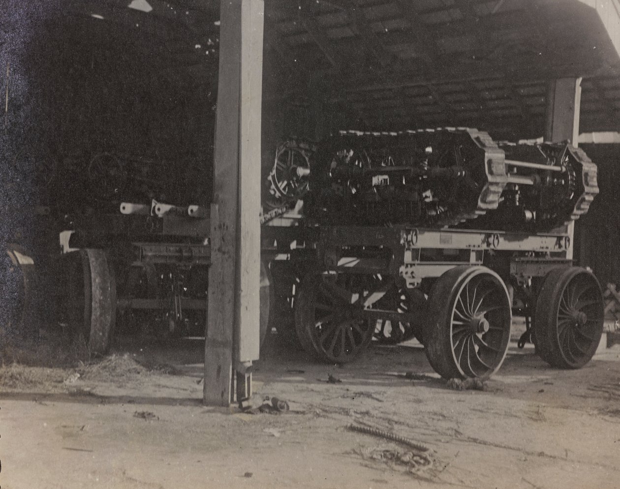 Album "Min verdenskrig - minder om den sydvestlige front i Kärnten, Italien, Trentino-Alto Adige) 31/03/1915-12/11/ 1918 - Josef Zohles Vienna ": garage Tolmezzo (s/h foto) af Josef Zohles