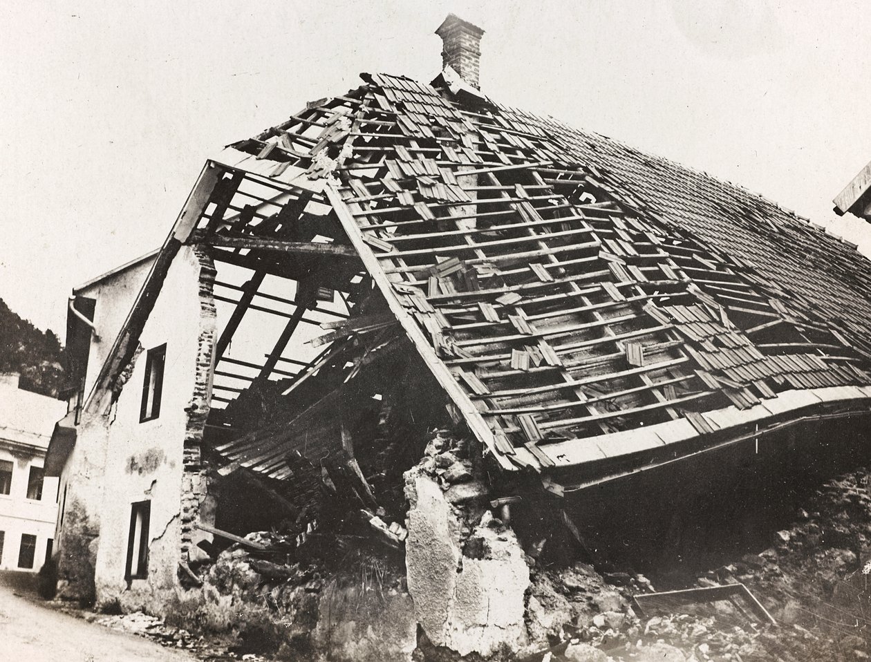 Album "Min verdenskrig - minder om den sydvestlige front i Kärnten, Italien, Trentino-Alto Adige) 31/03/1915-12/11/ 1918 - Josef Zohles Wien ": murbrokker af et hus i Ugoviz af Josef Zohles