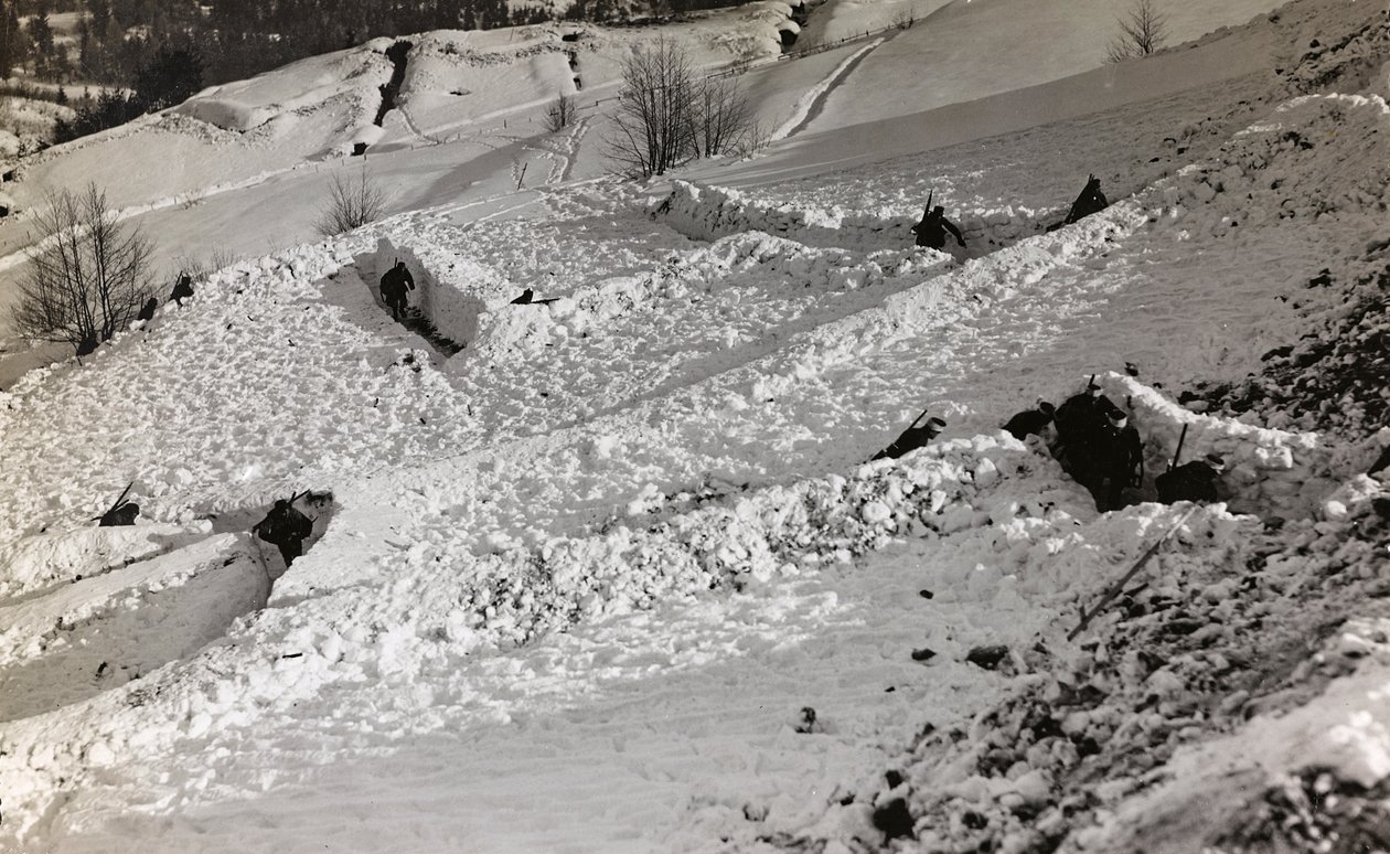Album "Min verdenskrig - minder om den sydvestlige front i Kärnten, Italien, Trentino-Alto Adige) 31/03/1915-12/11/ 1918 - Josef Zohles Vienna ": skyttegrave i sneen (s/h p) af Josef Zohles