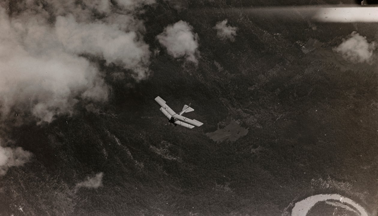 Album "Min verdenskrig - minder om den sydvestlige front i Kärnten, Italien, Trentino-Alto Adige) 31/03/1915-12/11/ 1918 - Josef Zohles Vienna ": et østrigsk fly flyver ove af Josef Zohles