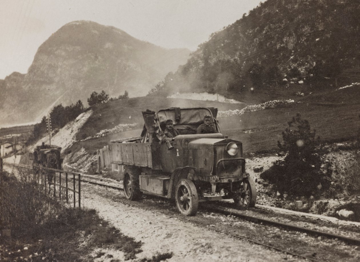 Album "Min verdenskrig - minder om den sydvestlige front i Kärnten, Italien, Trentino-Alto Adige) 31/03/1915-12/11/ 1918 - Josef Zohles Wien ": militærkøretøjer langs af Josef Zohles