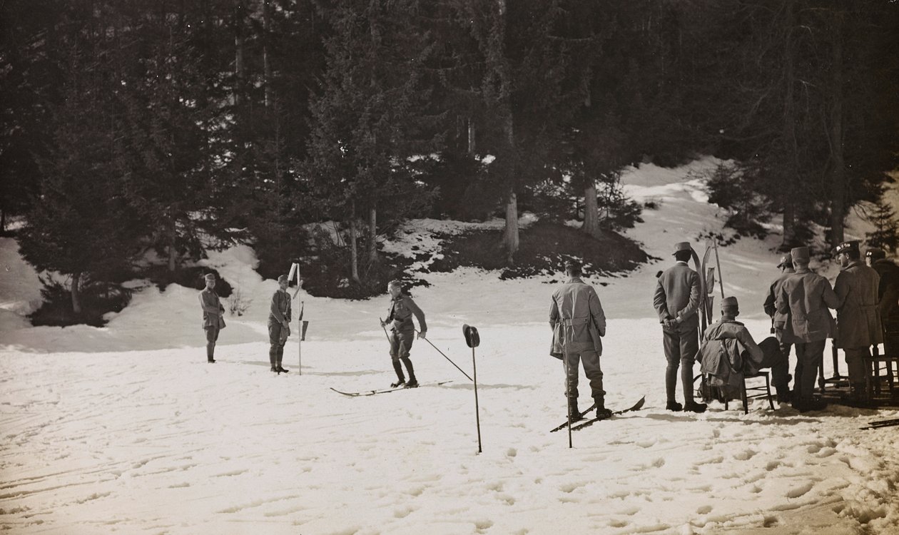 Album "Min verdenskrig - minder om den sydvestlige front i Kärnten, Italien, Trentino-Alto Adige) 31/03/1915-12/11/ 1918 - Josef Zohles Wien ": soldater på ski (s/h foto) af Josef Zohles