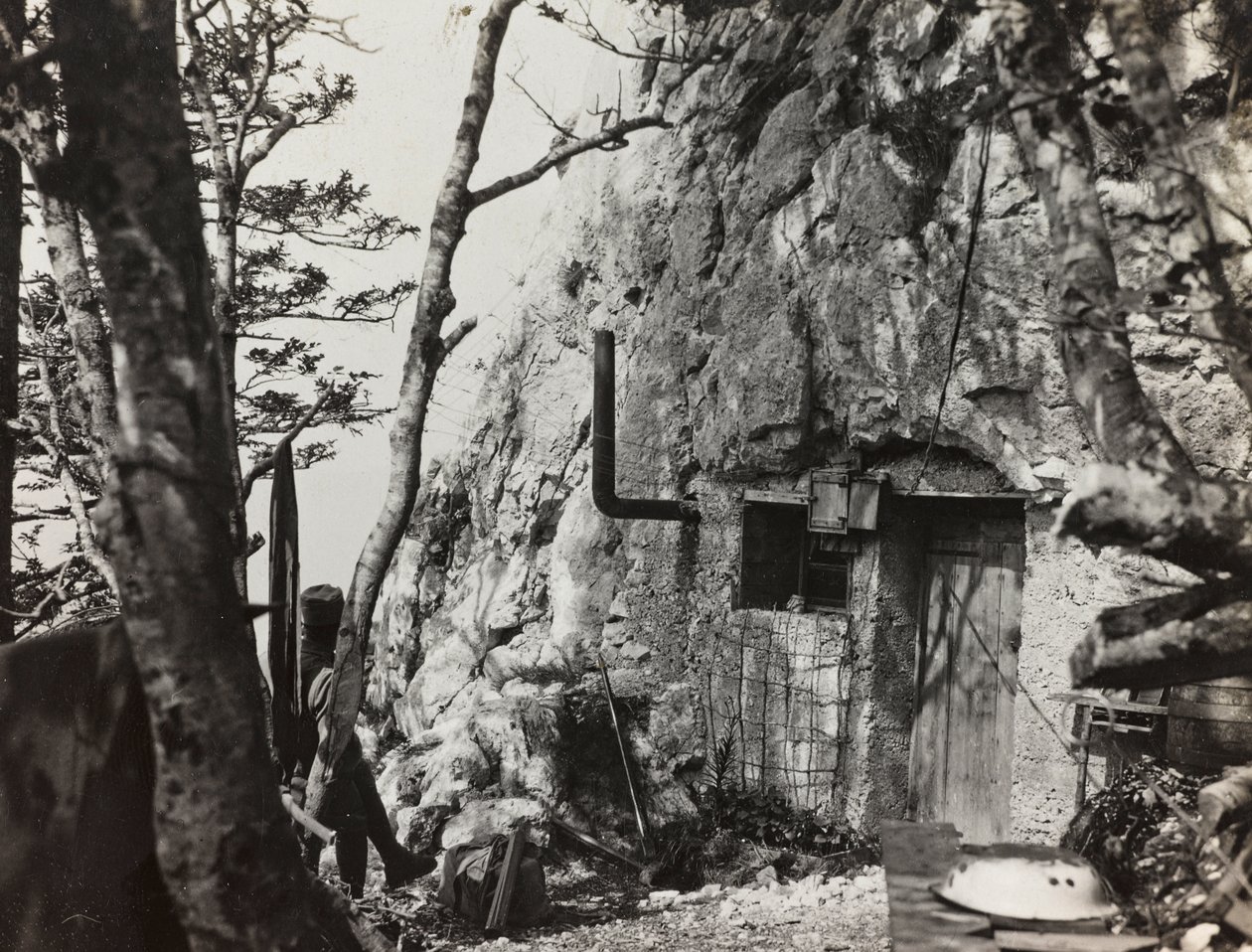 Album "Min verdenskrig - minder om den sydvestlige front i Kärnten, Italien, Trentino-Alto Adige) 31/03/1915-12/11/ 1918 - Josef Zohles Vienna ": krigens tilflugtssted (s/h foto) af Josef Zohles