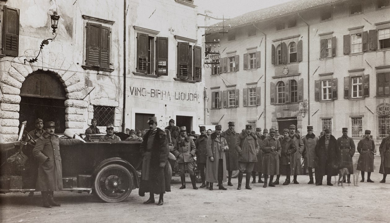 Album "Min verdenskrig - minder om den sydvestlige front i Kärnten, Italien, Trentino-Alto Adige) 31/03/1915-12/11/ 1918 - Josef Zohles Wien ": soldater i Tolmezzo (s/h p) af Josef Zohles