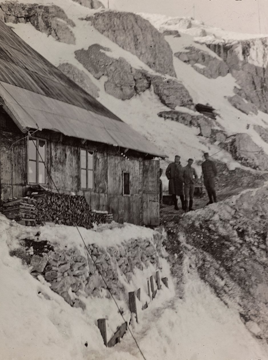 Album "Min verdenskrig - minder om den sydvestlige front i Kärnten, Italien, Trentino-Alto Adige) 31/03/1915-12/11/ 1918 - Josef Zohles Vienna ": militær barak (s/h foto) af Josef Zohles