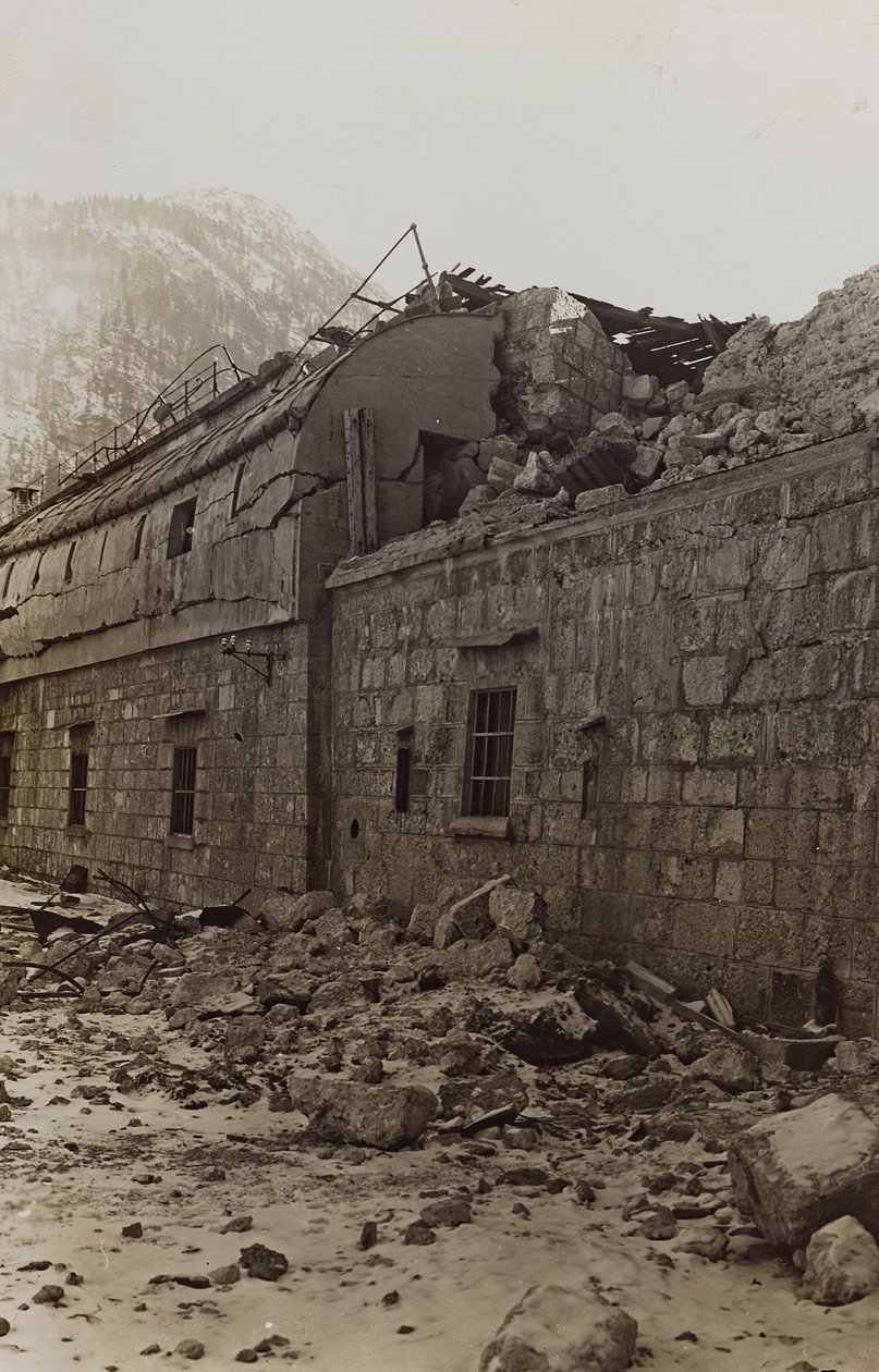 Album "Meine weltkriegs - Erinnerungen South-West Front (Carinthia, Italien, South Tyrol) (Min verdenskrig - minder om den sydvestlige front i Kärnten, Italien, Trentino-Alto Adige) 31/03/1915-12/11/ 1918 - Josef Zohles Wien ": murbrokker af en fabrik (s/h af Josef Zohles