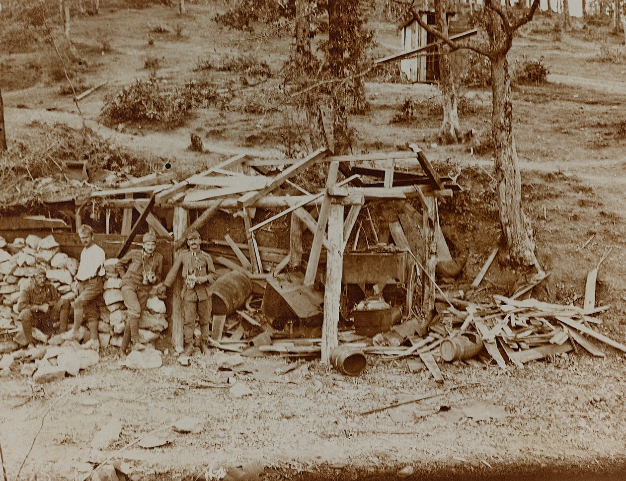 Album "Min verdenskrig - minder om den sydvestlige front i Kärnten, Italien, Trentino-Alto Adige) 31/03/1915-12/11/ 1918 - Josef Zohles Wien ": gruppe af soldater (s/h-billede af Josef Zohles