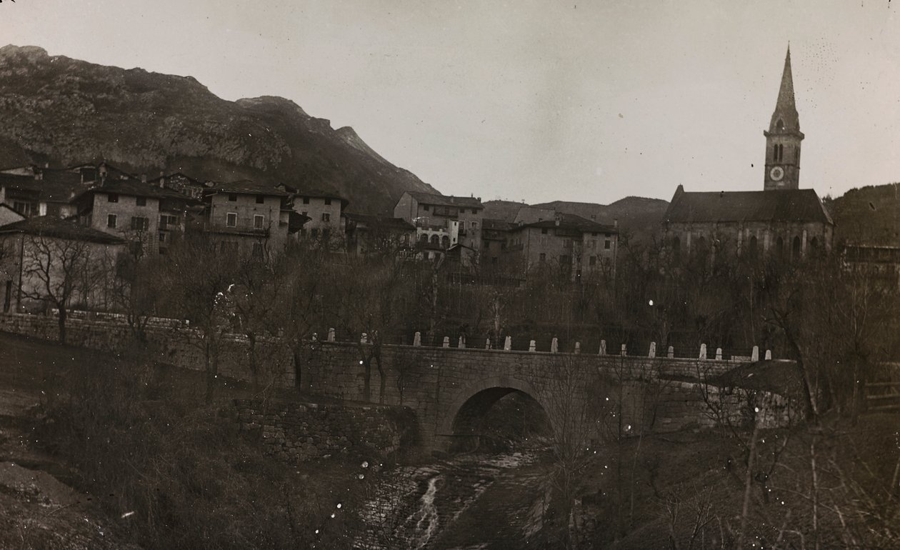 Album "Min verdenskrig - minder om den sydvestlige front i Kärnten, Italien, Trentino-Alto Adige) 31/03/1915-12/11/ 1918 - Josef Zohles Wien ": udsigt over en landsby Carnia af Josef Zohles