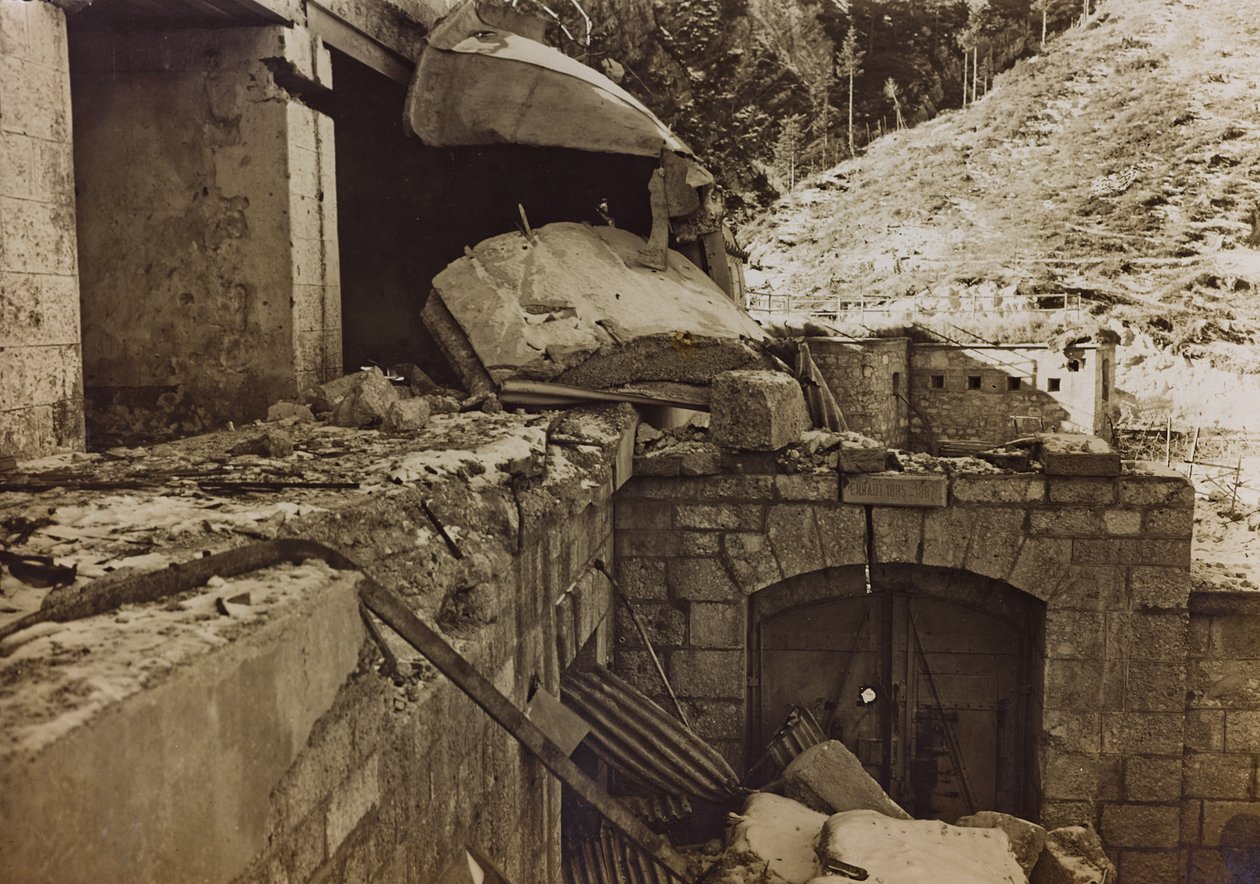 Album "Meine weltkriegs - Erinnerungen South-West Front (Carinthia, Italien, South Tyrol) (Min verdenskrig - minder om den sydvestlige front i Kärnten, Italien, Trentino-Alto Adige) 31/03/1915-12/11/ 1918 - Josef Zohles Wien ": murbrokker af en fabrik (s/h af Josef Zohles