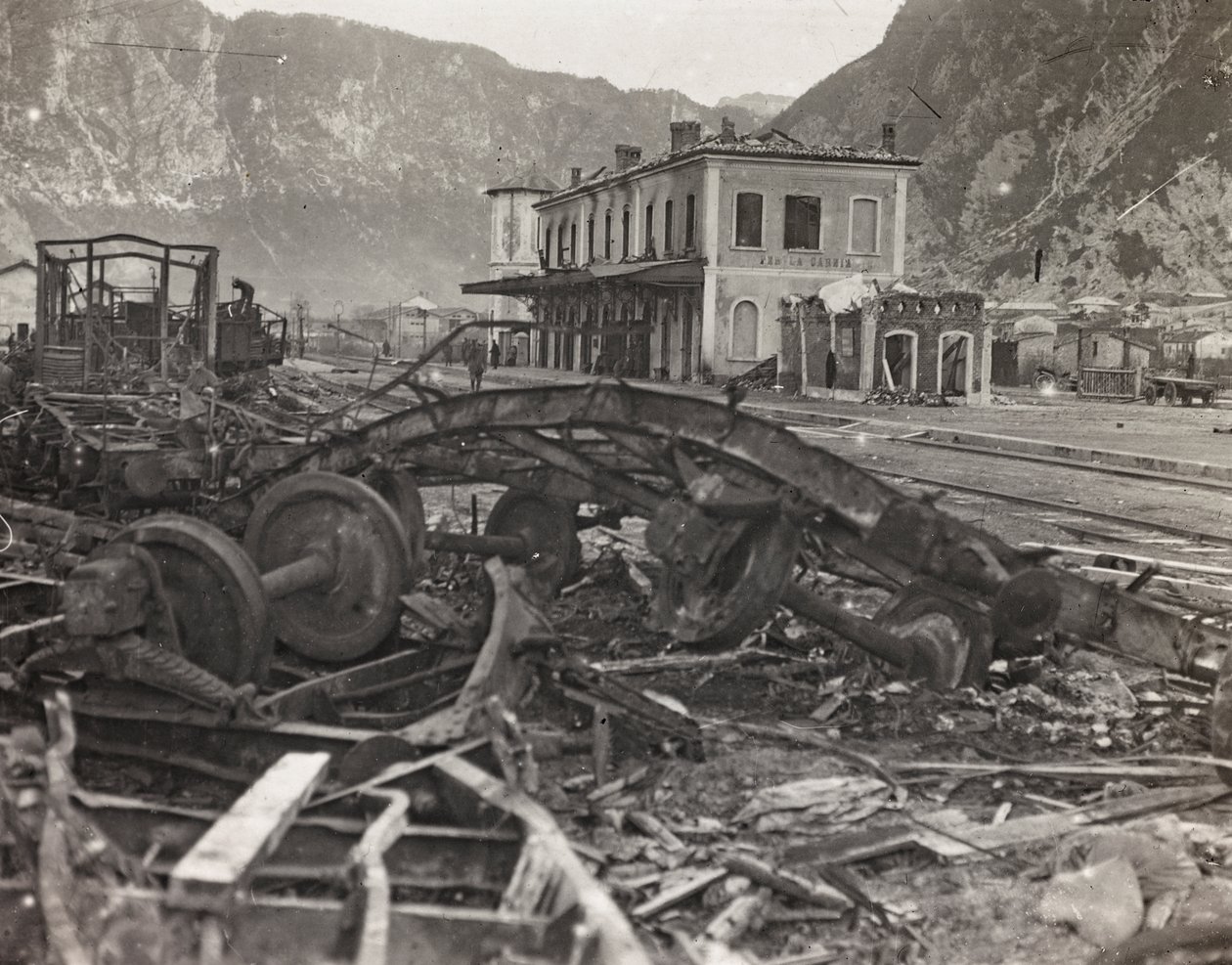 Album "Meine weltkriegs - Erinnerungen South-West Front (Carinthia, Italien, South Tyrol) (Min verdenskrig - minder om den sydvestlige front i Kärnten, Italien, Trentino-Alto Adige) 31/03/1915-12/11/ 1918 - Josef Zohles Wien ": murbrokker og metalskrot ved af Josef Zohles