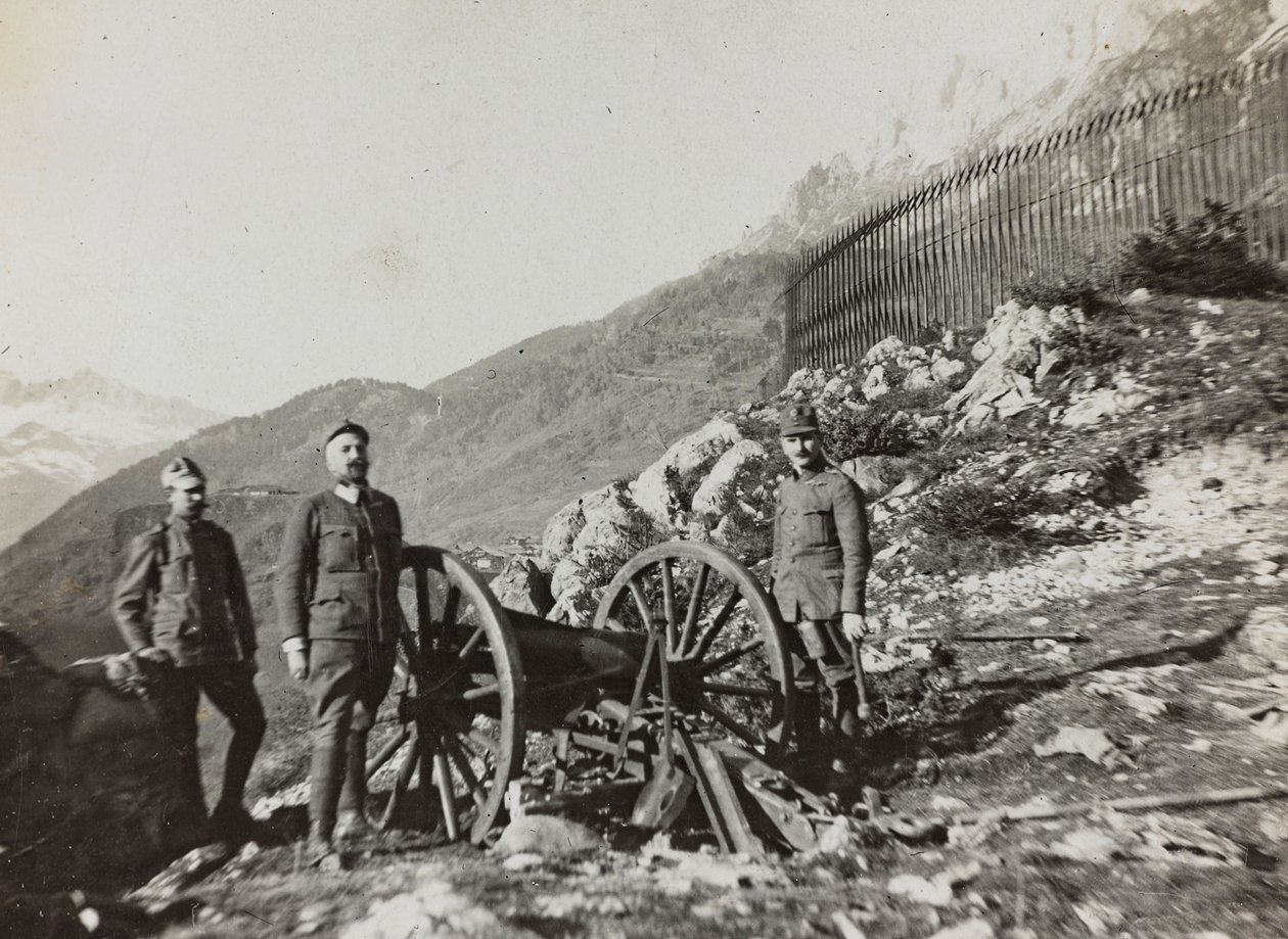 Album "Min verdenskrig - minder om den sydvestlige front i Kärnten, Italien, Trentino-Alto Adige) 31/03/1915-12/11/ 1918 - Josef Zohles Wien ": soldater med kanon (s/h p) af Josef Zohles