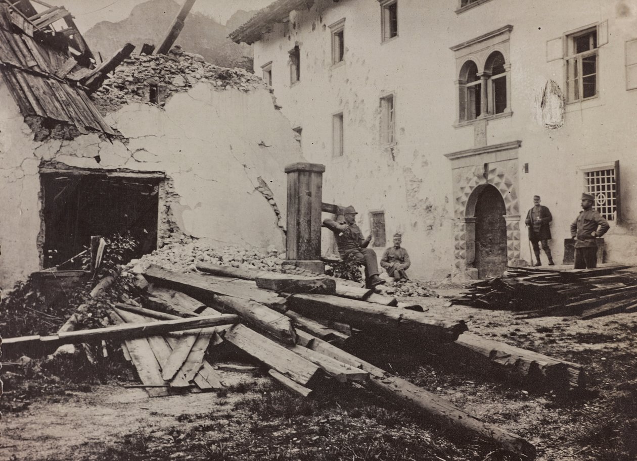 Album "Min verdenskrig - minder om den sydvestlige front i Kärnten, Italien, Trentino-Alto Adige) 31/03/1915-12/11/ 1918 - Josef Zohles Wien ": soldater og murbrokker i Valb af Josef Zohles