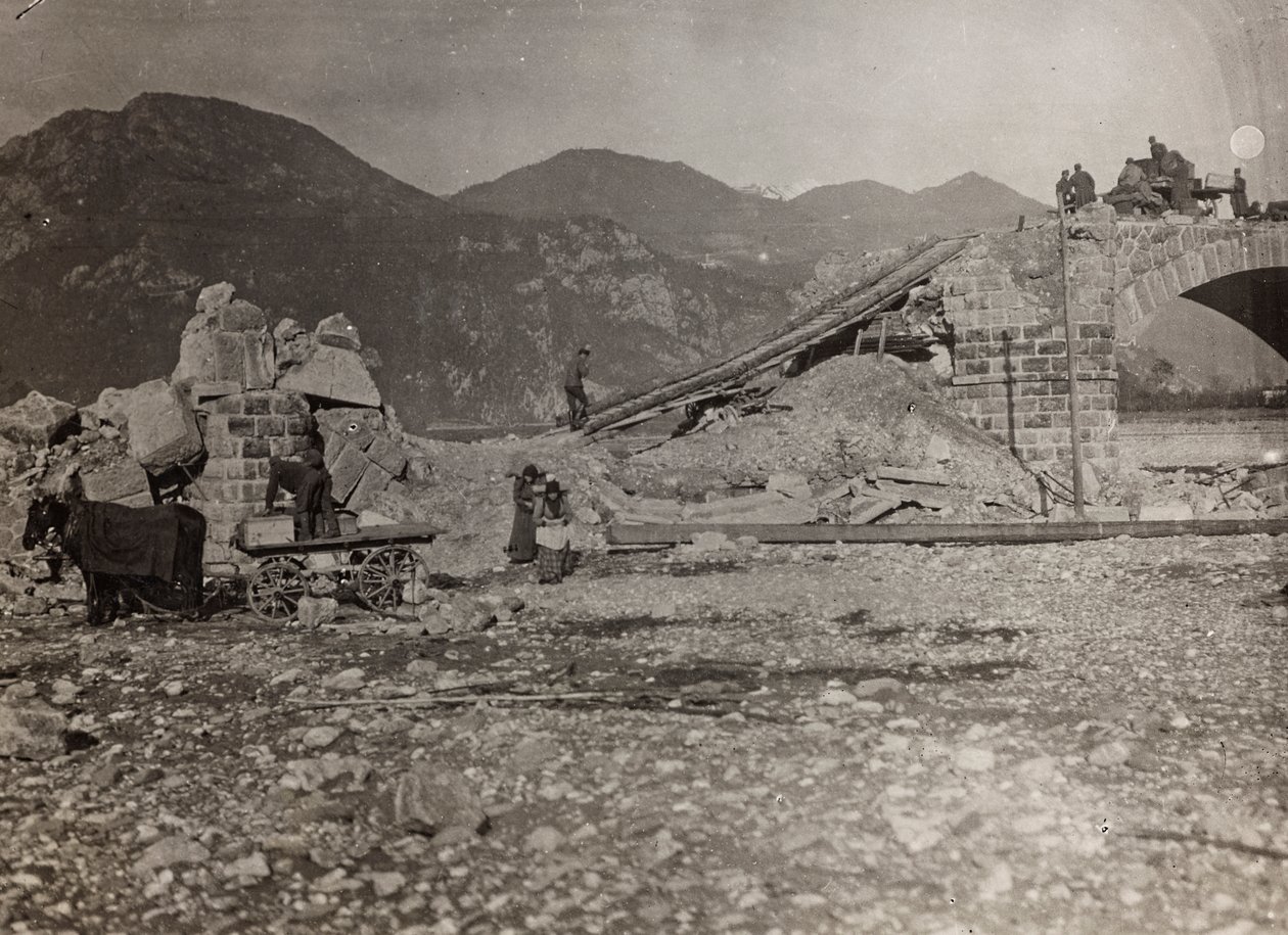 Album "Meine weltkriegs - Erinnerungen South-West Front (Carinthia, Italien, South Tyrol) (Min verdenskrig - minder om den sydvestlige front i Kärnten, Italien, Trentino-Alto Adige) 31/03/1915-12/11/ 1918 - Josef Zohles Wien ": ruiner af en bro over af Josef Zohles