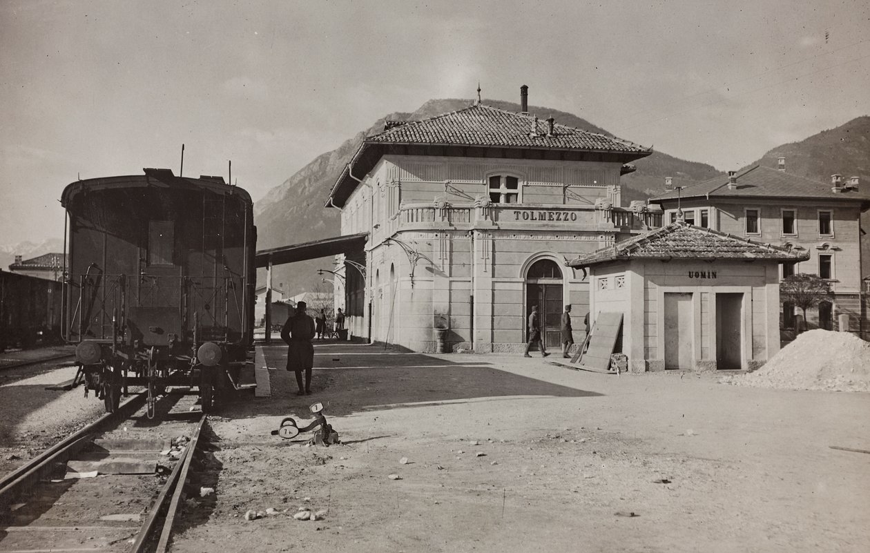 Album "Min verdenskrig - minder om den sydvestlige front i Kärnten, Italien, Trentino-Alto Adige) 31/03/1915-12/11/ 1918 - Josef Zohles Wien ": stationen i Tolmezzo (s/h ph) af Josef Zohles