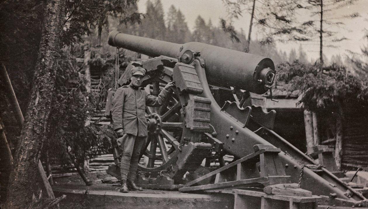 Album "Min verdenskrig - minder om den sydvestlige front i Kärnten, Italien, Trentino-Alto Adige) 31/03/1915-12/11/ 1918 - Josef Zohles Vienna ": soldat med pistol (s/h foto af Josef Zohles