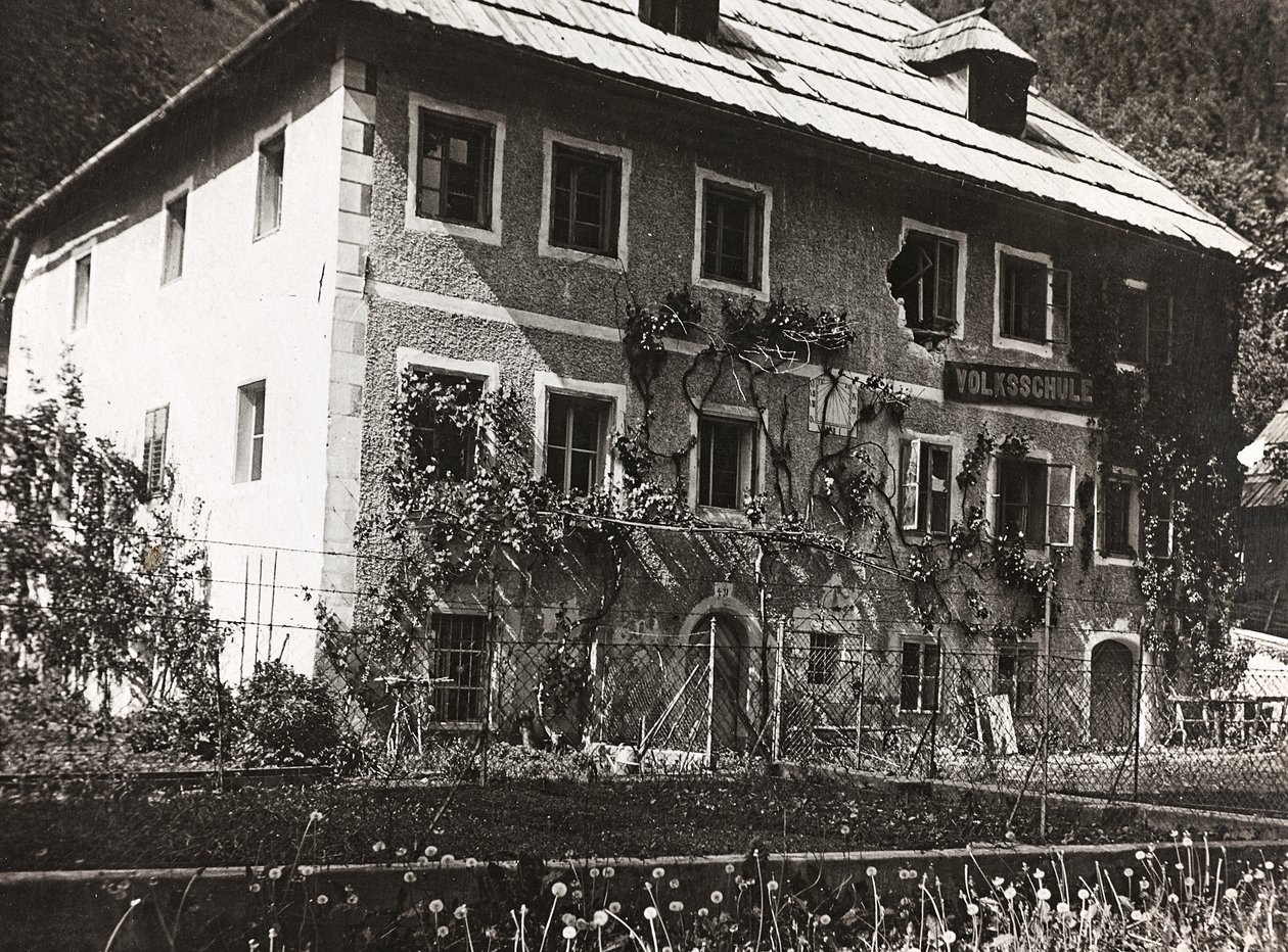 Album "Min verdenskrig - minder om den sydvestlige front i Kärnten, Italien, Trentino-Alto Adige) 31/03/1915-12/11/ 1918 - Josef Zohles Vienna ": grundskole Malborghe af Josef Zohles