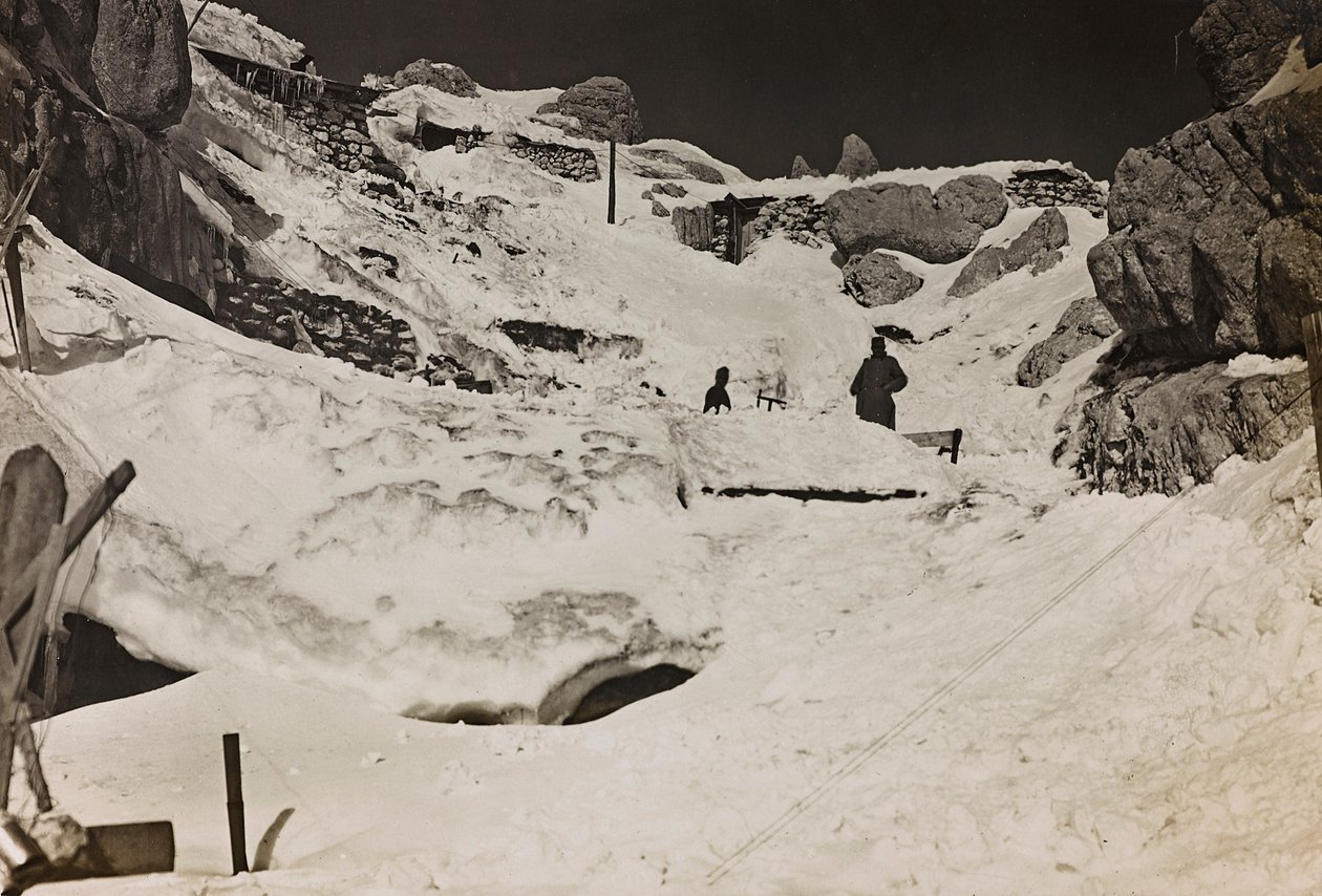 Album "Min verdenskrig - minder om den sydvestlige front i Kärnten, Italien, Trentino-Alto Adige) 31/03/1915-12/11/ 1918 - Josef Zohles Vienna ": soldater i sneen (s/h p) af Josef Zohles