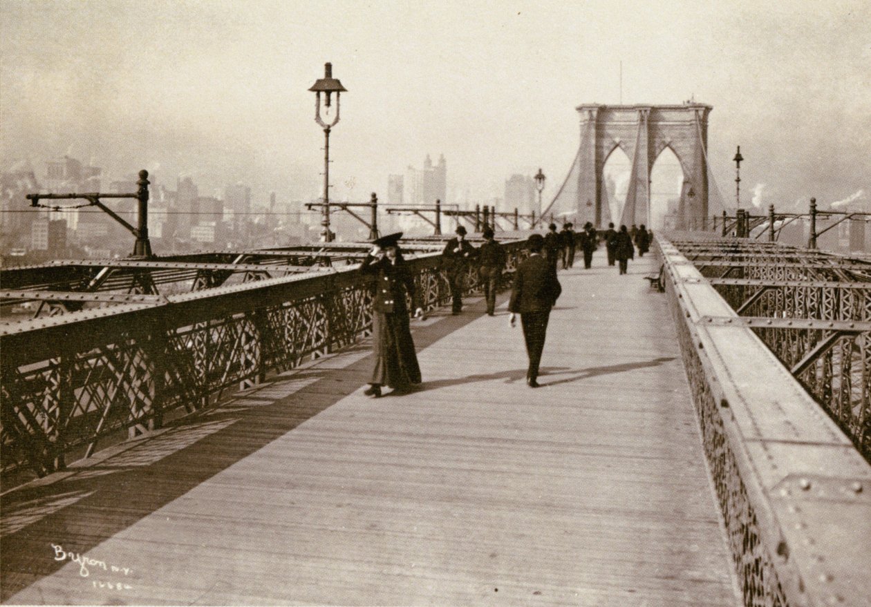 Brooklyn Bridge Promenade, der ser mod Manhattan, 1903 (bw postkort) af Joseph Byron
