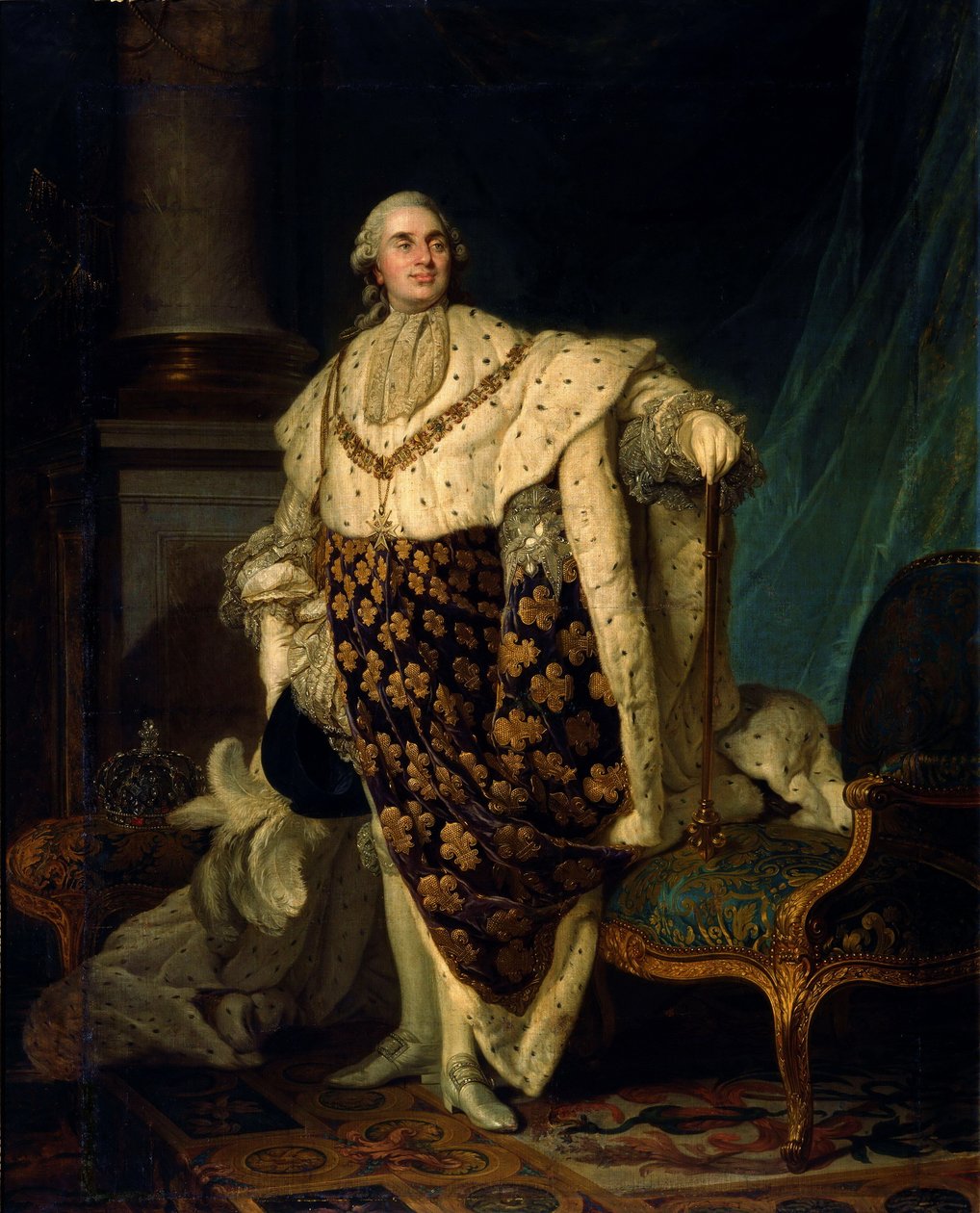 Louis XVI i kroningsvanen, er det ikke vanen på dagen for hans kroning, men et konventionelt kostume, der kombinerer indvielsesvanen og kjolen i St. Louis -ordenen, scepteret i bunden og kronen i bunden. baggrund i sine tegn af Joseph Siffred Duplessis
