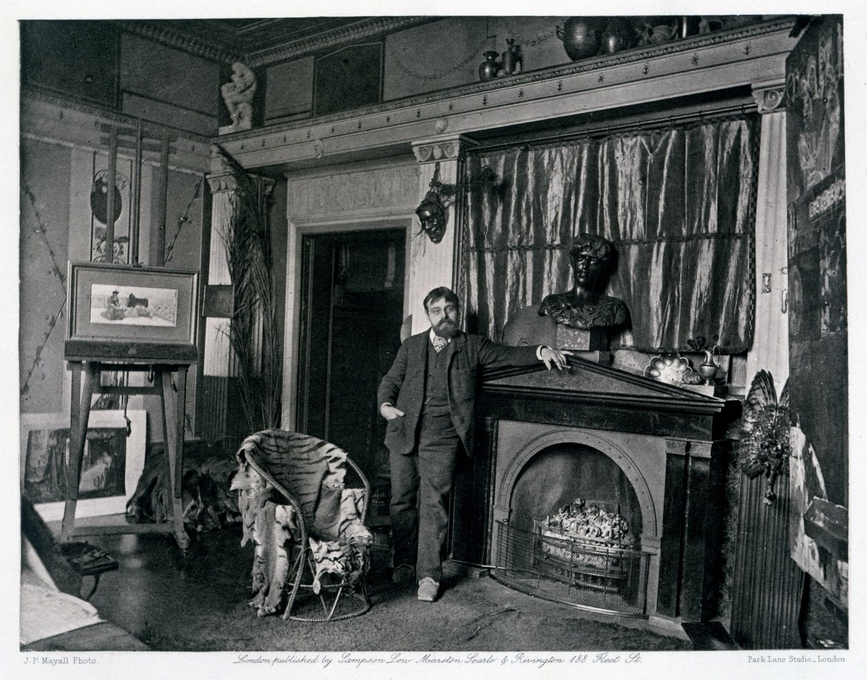 L. Alma-Tadema i sit atelier ca. 1884 (bw foto) af Joseph Parkin Mayall