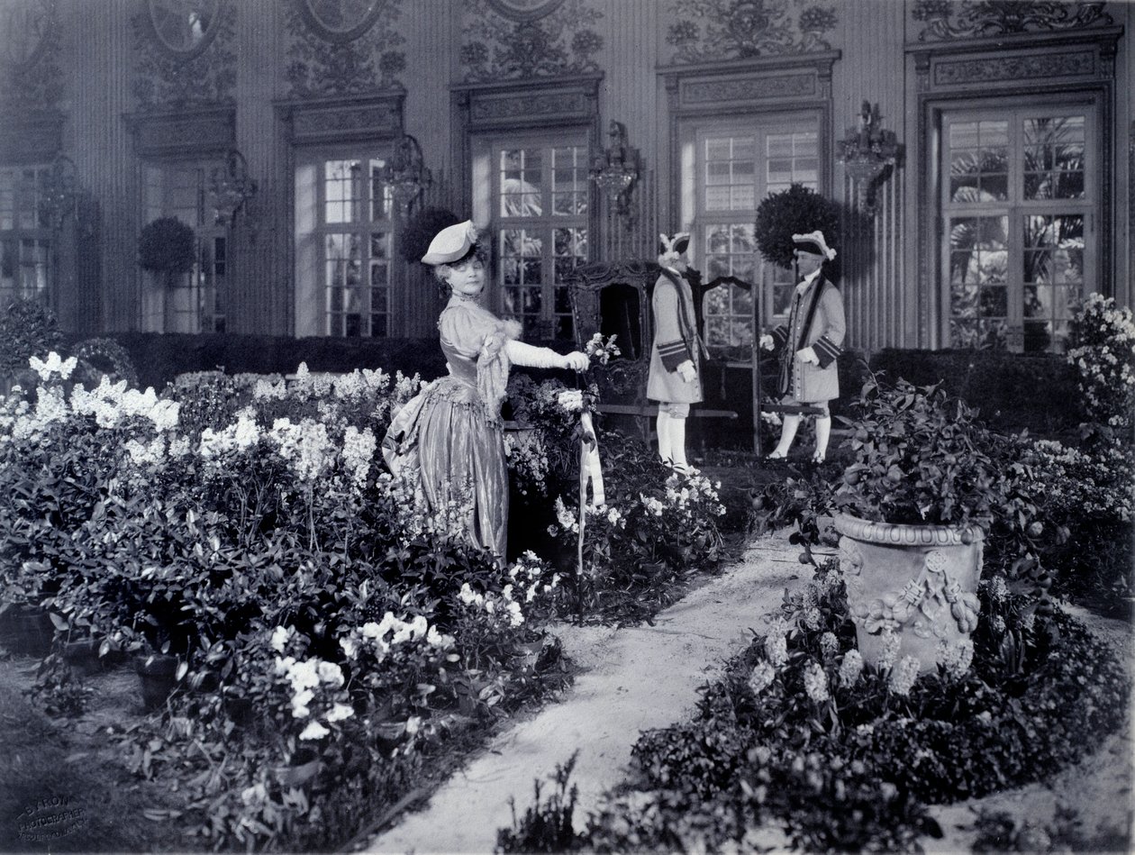 Rejane (Gabrielle Charlotte Reyu, dit) (1856-1920), fransk komiker, der ankom i en stol for at bære et balkostume i New York i 1905 af Joseph Byron