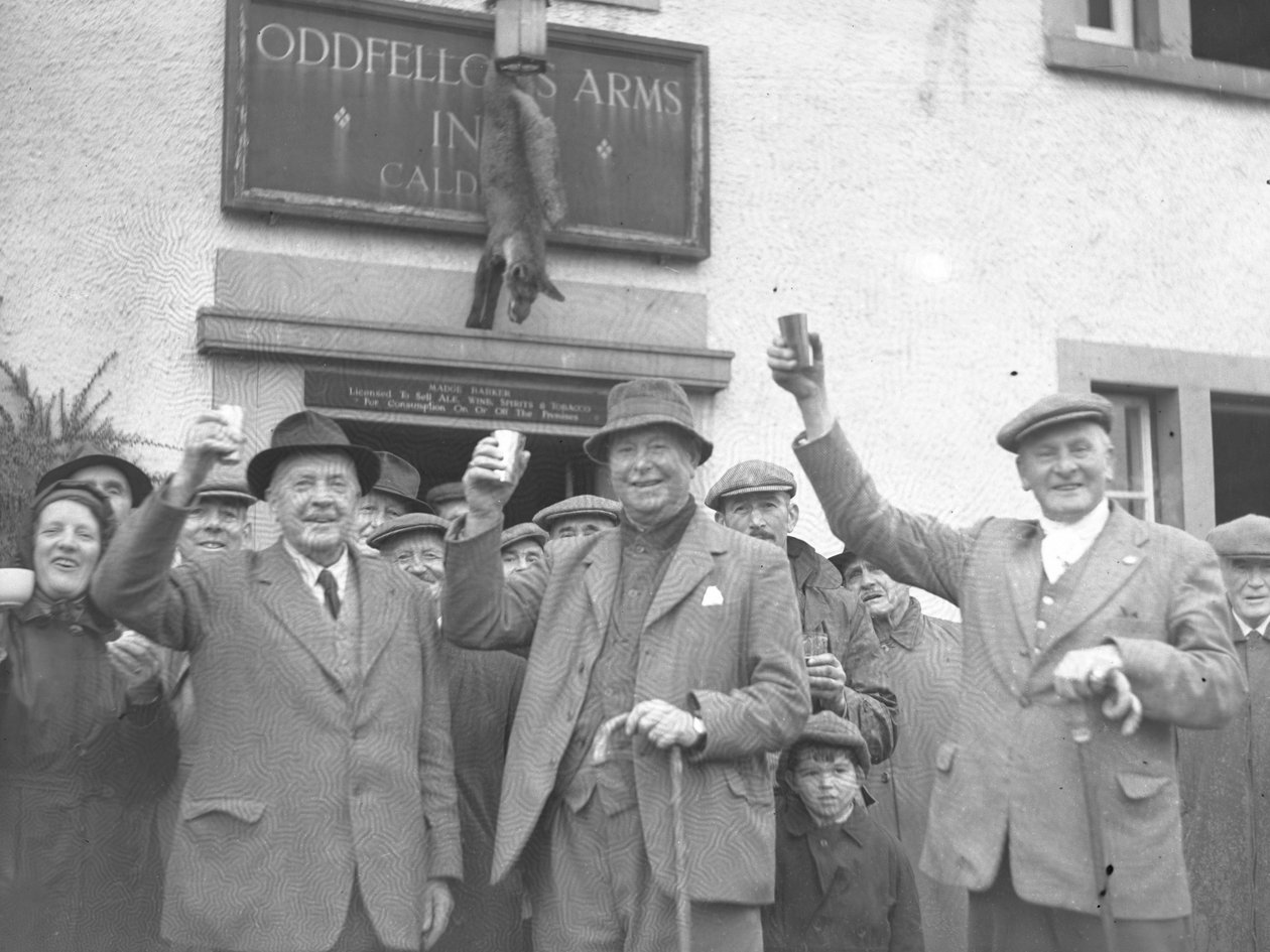 En gruppe mænd, kvinder og børn hæver deres glas for at fejre, mens de står uden for Oddfellows Inn. af Joseph Hardman