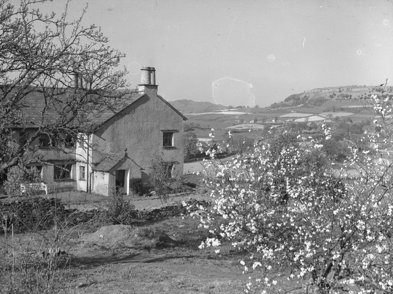 Et delvist billede af en bygning omgivet af landbrugsjord af Joseph Hardman