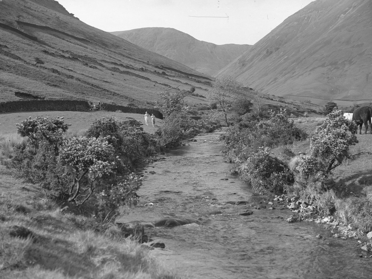 Et vandløb løber gennem Wastwater-landskabet af Joseph Hardman